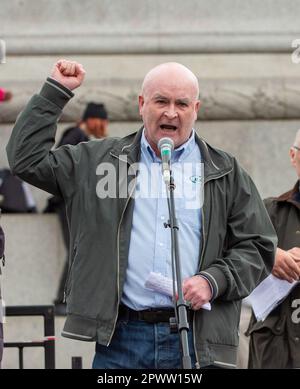 Londres, Angleterre, Royaume-Uni. 1st mai 2023. Le secrétaire général du Syndicat national des travailleurs des chemins de fer, des Maritimes et des transports (RMT) MICK LYNCH s'exprime lors du rassemblement du jour de mai à Trafalgar Square. (Credit image: © Tayfun Salci/ZUMA Press Wire) USAGE ÉDITORIAL SEULEMENT! Non destiné À un usage commercial ! Crédit : ZUMA Press, Inc./Alay Live News Banque D'Images