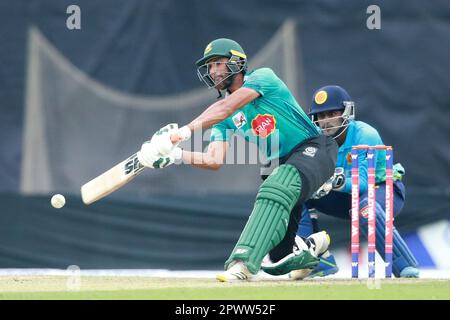 Mahmudullah, joueur du club sportif de Mohmahmetan, se batte lors du match de la ligue de cricket 2022-23 de la première division de Dhaka entre Abahani Ltd Et Banque D'Images