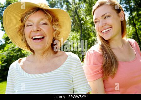 Promenade amusante dans le parc. Une femme âgée qui profite d'une promenade relaxante sous le soleil d'été avec sa fille. Banque D'Images