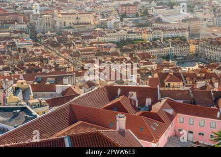 Lisbonne, Portugal, - 24 juillet 2016 : toits modernes et anciens. Banque D'Images