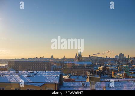 Stockholm, Suède - 25 février 2018 : vue sur le toit de Stockholm. Le palais royal au centre à gauche. Tours de l'église Saint Gertrud, Katarina chur Banque D'Images