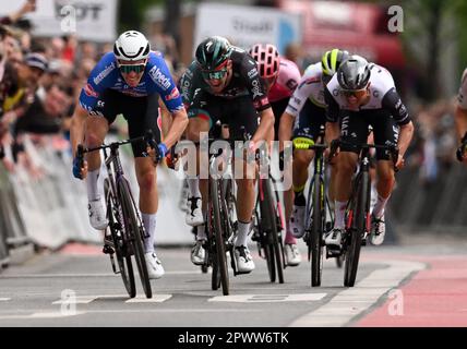 Hesse, Francfort-sur-le-main, Allemagne. 01 mai 2023. Cyclisme: UCI WorldTour - Eschborn-Frankfurt, (203,80 km), hommes. Sören Kragh Andersen (l) du Danemark de Team Alpecin Deceuninck pousse à la victoire aux côtés de Patrick Konrad (M) de Team Bora-hansgrohe. Photo: Arne Dedert/dpa Banque D'Images