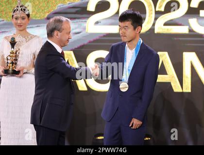 Astana, Kazakhstan. 1st mai 2023. Arkady Dvorkovich (C), président de la Fédération internationale des Échecs, serre la main avec le vainqueur Ding Liren (R) de la Chine lors de la cérémonie de remise du Championnat du monde des Échecs de la Fédération internationale des Échecs (FIDE) à Astana, Kazakhstan, 1 mai 2023. Credit: Kalizhan Ospanov/Xinhua/Alamy Live News Banque D'Images