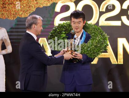 Astana, Kazakhstan. 1st mai 2023. Arkady Dvorkovich (L), président de la Fédération internationale des Échecs, décerne le trophée au lauréat chinois Ding Liren lors de la cérémonie de remise du Championnat du monde des Échecs de la Fédération internationale des Échecs (FIDE) à Astana, Kazakhstan, 1 mai 2023. Credit: Kalizhan Ospanov/Xinhua/Alamy Live News Banque D'Images