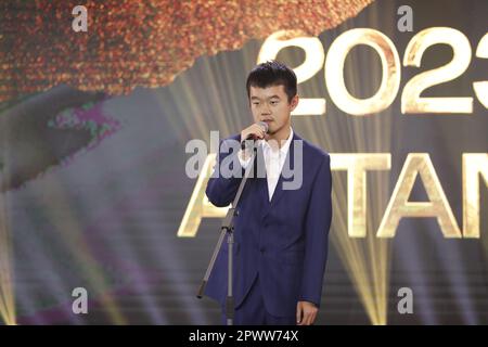Astana, Kazakhstan. 1st mai 2023. Le gagnant chinois Ding Liren prononce un discours lors de la cérémonie de remise des prix du Championnat du monde d'échecs de la Fédération internationale d'échecs (FIDE) à Astana, Kazakhstan, 1 mai 2023. Credit: Kalizhan Ospanov/Xinhua/Alamy Live News Banque D'Images