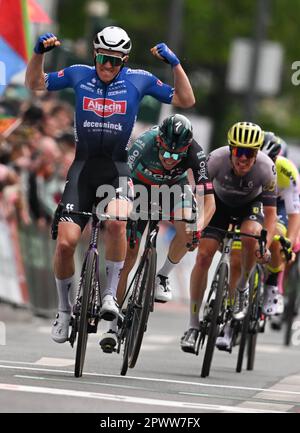 Hesse, Francfort-sur-le-main, Allemagne. 01 mai 2023. Cyclisme: UCI WorldTour - Eschborn-Frankfurt, (203,80 km), hommes. Sören Kragh Andersen (l) du Danemark de l'équipe Alpecin Deceuninck applaudit après sa victoire à la ligne d'arrivée à côté de la deuxième place Patrick Konrad (M) de l'Autriche de l'équipe Bora-hansgrohe et de la troisième place Alessandro Fedeli (r) de l'Italie de Q36,5 Pro CyclingTeam . Photo: Arne Dedert/dpa Banque D'Images