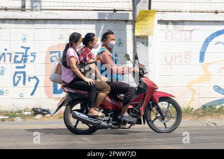 SAMUT PRAKAN, THAÏLANDE, 29 2023 JANVIER, Un chauffeur de taxi sur une moto se déplace avec une femme Banque D'Images