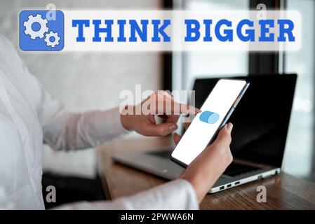 Affichage de signe penser plus grand, idée d'affaires étant en mesure de rêver et de visualiser ce que vous pouvez réaliser Banque D'Images