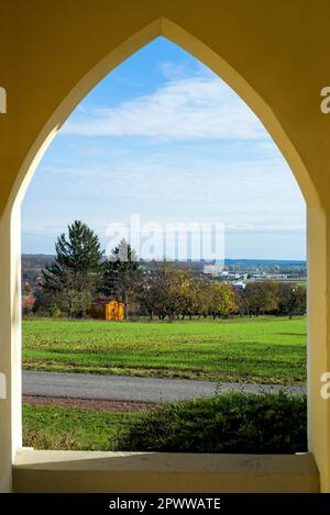 Vue par une fenêtre en pierre dans le mur du château. Banque D'Images