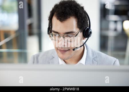 Permettez-moi de voir ce que je peux faire pour vous. un jeune agent de centre d'appels travaillant sur un ordinateur dans un bureau Banque D'Images