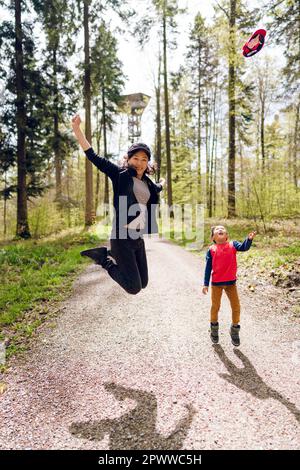 Mère et fils dans une forêt en Suisse Banque D'Images