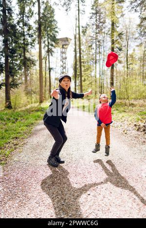 Mère et fils dans une forêt en Suisse Banque D'Images