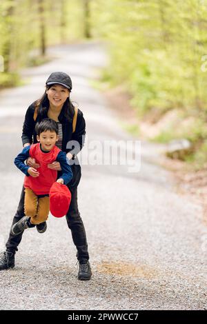 Mère et fils dans une forêt en Suisse Banque D'Images