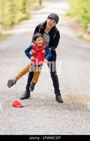 Mère et fils dans une forêt en Suisse Banque D'Images