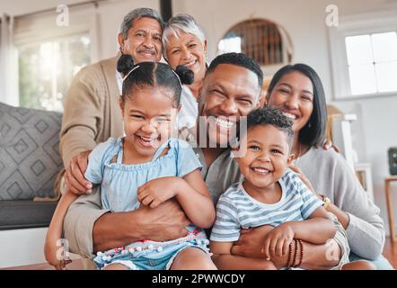 Vous pariez que c'était de la famille. Portrait d'une famille avec leurs grands-parents se liant sur le canapé à la maison Banque D'Images