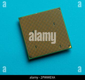 Göteborg, Suède - 08 mars 2014 : broches d'un processeur AMD Athlon 64 X2 sur fond bleu. Banque D'Images