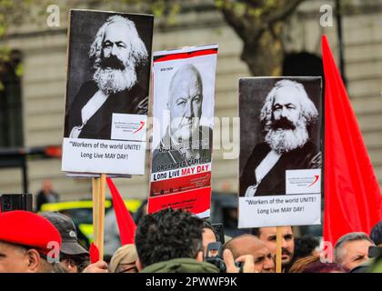 Londres, Royaume-Uni. 01st mai 2023. La marche annuelle du jour de mai s'étend de Clerkenwell au centre de Londres jusqu'à Trafalgar Square, où elle est accompagnée d'autres manifestations pour des discours de dirigeants syndicaux et d'autres, dont Mick Lynch. Credit: Imagetraceur/Alamy Live News Banque D'Images