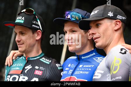 Hesse, Francfort-sur-le-main, Allemagne. 01 mai 2023. Cyclisme: UCI WorldTour - Eschborn-Frankfurt, (203,80 km), hommes. Patrick Konrad (l-r) d'Autriche de Team Bora-hansgrohe, le vainqueur Sören Kragh Andersen du Danemark de Team Alpecin Deceuninck et le finisseur de troisième place Alessandro Fedeli d'Italie de Q36,5 Pro CyclingTeam se réunissent lors de la cérémonie de remise des prix. Photo: Arne Dedert/dpa Banque D'Images