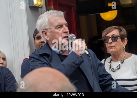 Londres, Royaume-Uni. 1 mai 2023. Le député travailliste John McDonnell a parlé avant la marche. Plusieurs milliers de personnes se sont rassemblées à Clerkenwell Green pour la marche de la Journée internationale des travailleurs jusqu'à Trafalgar Square. Les participants venaient d'un large éventail de syndicats et d'organisations politiques et étaient nombreux à être issus de la vaste gamme de communautés ethniques de Londres - turc, kurde, chilien, colombien, péruvien, Bolivien, portugais, Indien de l'Ouest, Indien, Sri Lanka, Chypriote, tamoul, irakien, iranien et plus encore. Peter Marshall/Alay Live News. Banque D'Images