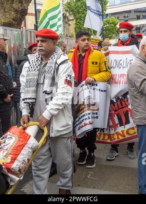 Londres, Royaume-Uni. 1 mai 2023. Cachemiris arrive. Plusieurs milliers de personnes se sont rassemblées à Clerkenwell Green pour la marche de la Journée internationale des travailleurs jusqu'à Trafalgar Square. Les participants venaient d'un large éventail de syndicats et d'organisations politiques et étaient nombreux à être issus de la vaste gamme de communautés ethniques de Londres - turc, kurde, chilien, colombien, péruvien, Bolivien, portugais, Indien de l'Ouest, Indien, Sri Lanka, Chypriote, tamoul, irakien, iranien et plus encore. Peter Marshall/Alay Live News. Banque D'Images