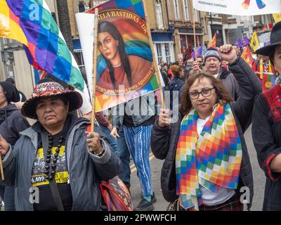 Londres, Royaume-Uni. 1 mai 2023. Plusieurs milliers de marche de Clerkenwell Green pour la journée internationale des travailleurs à Trafalgar Square. Les marcheurs provenaient d'un large éventail de syndicats et d'organisations politiques et comprenaient beaucoup de communautés ethniques de Londres - turc, kurde, Chilian, colombien, péruvien, Bolivien, portugais, Indien de l'Ouest, Indien, Sri Lanka, Chypriote, tamoul, irakien, iranien et plus encore. Peter Marshall/Alay Live News. Banque D'Images