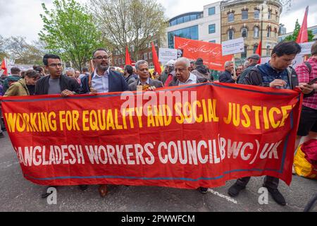 Londres, Royaume-Uni. 1 mai 2023. Conseil des travailleurs du Bangladesh. Plusieurs milliers de personnes se sont rassemblées à Clerkenwell Green pour la marche de la Journée internationale des travailleurs jusqu'à Trafalgar Square. Les participants venaient d'un large éventail de syndicats et d'organisations politiques et étaient nombreux à être issus de la vaste gamme de communautés ethniques de Londres - turc, kurde, chilien, colombien, péruvien, Bolivien, portugais, Indien de l'Ouest, Indien, Sri Lanka, Chypriote, tamoul, irakien, iranien et plus encore. Peter Marshall/Alay Live News. Banque D'Images