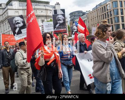 Londres, Royaume-Uni. 1 mai 2023. John McDonnell, député, le mois de mars. Plusieurs milliers de marche de Clerkenwell Green pour la journée internationale des travailleurs à Trafalgar Square. Les marcheurs provenaient d'un large éventail de syndicats et d'organisations politiques et comprenaient beaucoup de communautés ethniques de Londres - turc, kurde, Chilian, colombien, péruvien, Bolivien, portugais, Indien de l'Ouest, Indien, Sri Lanka, Chypriote, tamoul, irakien, iranien et plus encore. Peter Marshall/Alay Live News. Banque D'Images