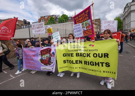 Londres, Royaume-Uni. 1 mai 2023. Droits de soutien pour les travailleurs domestiques migrants. Plusieurs milliers de marche de Clerkenwell Green pour la journée internationale des travailleurs à Trafalgar Square. Les marcheurs provenaient d'un large éventail de syndicats et d'organisations politiques et comprenaient beaucoup de communautés ethniques de Londres - turc, kurde, Chilian, colombien, péruvien, Bolivien, portugais, Indien de l'Ouest, Indien, Sri Lanka, Chypriote, tamoul, irakien, iranien et plus encore. Peter Marshall/Alay Live News. Banque D'Images