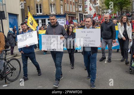 Londres, Royaume-Uni. 1 mai 2023. Les membres de Day-Mer marchent avec des affiches. Plusieurs milliers de marche de Clerkenwell Green pour la journée internationale des travailleurs à Trafalgar Square. Les marcheurs provenaient d'un large éventail de syndicats et d'organisations politiques et comprenaient beaucoup de communautés ethniques de Londres - turc, kurde, Chilian, colombien, péruvien, Bolivien, portugais, Indien de l'Ouest, Indien, Sri Lanka, Chypriote, tamoul, irakien, iranien et plus encore. Peter Marshall/Alay Live News. Banque D'Images