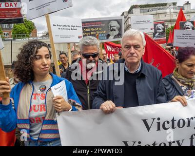 Londres, Royaume-Uni. 1 mai 2023. John McDonnell, député, le mois de mars. Plusieurs milliers de marche de Clerkenwell Green pour la journée internationale des travailleurs à Trafalgar Square. Les marcheurs provenaient d'un large éventail de syndicats et d'organisations politiques et comprenaient beaucoup de communautés ethniques de Londres - turc, kurde, Chilian, colombien, péruvien, Bolivien, portugais, Indien de l'Ouest, Indien, Sri Lanka, Chypriote, tamoul, irakien, iranien et plus encore. Peter Marshall/Alay Live News. Banque D'Images