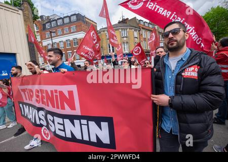 Londres, Royaume-Uni. 1 mai 2023. Parti des travailleurs turcs, TIP... Plusieurs milliers de marche de Clerkenwell Green pour la journée internationale des travailleurs à Trafalgar Square. Les marcheurs provenaient d'un large éventail de syndicats et d'organisations politiques et comprenaient beaucoup de communautés ethniques de Londres - turc, kurde, Chilian, colombien, péruvien, Bolivien, portugais, Indien de l'Ouest, Indien, Sri Lanka, Chypriote, tamoul, irakien, iranien et plus encore. Peter Marshall/Alay Live News. Banque D'Images