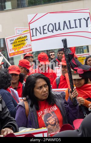 Londres, Royaume-Uni. 1 mai 2023. Plusieurs milliers de personnes se sont rassemblées à Clerkenwell Green pour la marche de la Journée internationale des travailleurs jusqu'à Trafalgar Square. Les participants venaient d'un large éventail de syndicats et d'organisations politiques et étaient nombreux à être issus de la vaste gamme de communautés ethniques de Londres - turc, kurde, chilien, colombien, péruvien, Bolivien, portugais, Indien de l'Ouest, Indien, Sri Lanka, Chypriote, tamoul, irakien, iranien et plus encore. Peter Marshall/Alay Live News. Banque D'Images