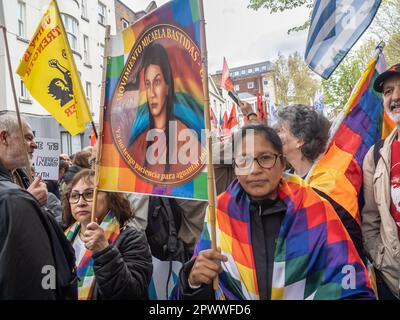 Londres, Royaume-Uni. 1 mai 2023. Péruviens avec Movimento Micaela Bastidas bannière - martyr indigène pour l'indépendance péruvienne de l'Espagne. Plusieurs milliers de personnes se sont rassemblées à Clerkenwell Green pour la marche de la Journée internationale des travailleurs jusqu'à Trafalgar Square. Ceux qui y ont participé provenaient d'un large éventail de syndicats et d'organisations politiques et comprenaient beaucoup de communautés ethniques très diverses de Londres. Peter Marshall/Alay Live News. Banque D'Images