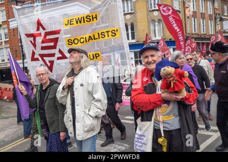 Londres, Royaume-Uni. 1 mai 2023. Plusieurs milliers de marche de Clerkenwell Green pour la journée internationale des travailleurs à Trafalgar Square. Les marcheurs provenaient d'un large éventail de syndicats et d'organisations politiques et comprenaient beaucoup de communautés ethniques de Londres - turc, kurde, Chilian, colombien, péruvien, Bolivien, portugais, Indien de l'Ouest, Indien, Sri Lanka, Chypriote, tamoul, irakien, iranien et plus encore. Peter Marshall/Alay Live News. Banque D'Images