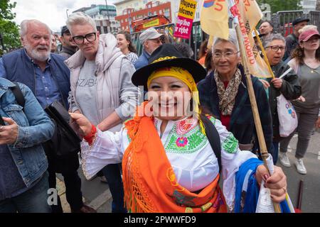 Londres, Royaume-Uni. 1 mai 2023. Groupe de danse équatorienne indigène Warmis UK march avec United Voices of the World Trade Union. Plusieurs milliers de personnes se sont rassemblées à Clerkenwell Green pour la marche de la Journée internationale des travailleurs jusqu'à Trafalgar Square. Ceux qui y ont participé provenaient d'un large éventail de syndicats et d'organisations politiques et comprenaient beaucoup de communautés ethniques très diverses de Londres. Peter Marshall/Alay Live News. Banque D'Images