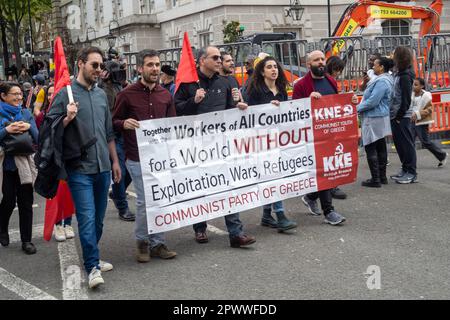 Londres, Royaume-Uni. 1 mai 2023. Parti communiste de Grèce. Plusieurs milliers de marche de Clerkenwell Green pour la journée internationale des travailleurs à Trafalgar Square. Les marcheurs provenaient d'un large éventail de syndicats et d'organisations politiques et comprenaient beaucoup de communautés ethniques de Londres - turc, kurde, Chilian, colombien, péruvien, Bolivien, portugais, Indien de l'Ouest, Indien, Sri Lanka, Chypriote, tamoul, irakien, iranien et plus encore. Peter Marshall/Alay Live News. Banque D'Images