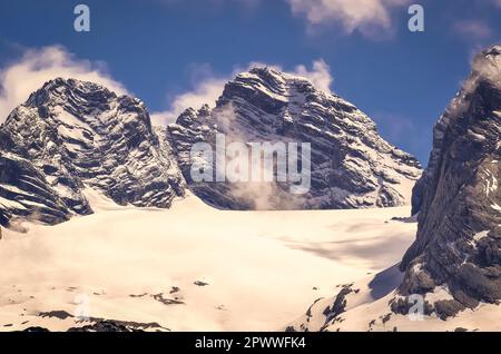 Paysage de montagne de printemps en Autriche. Vue sur Hoher Dachstein depuis le lac Vorderer Gosausee dans les Alpes autrichiennes. Banque D'Images