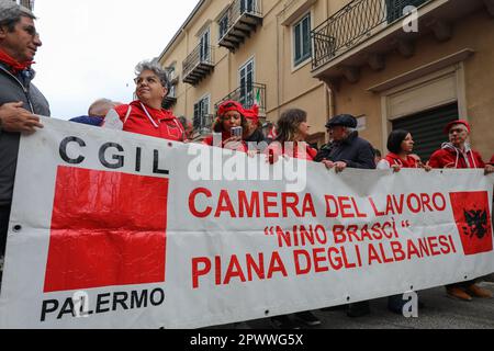 Piana Degli Albanesi, Italie. 01st mai 2023. Manifestation à l'anniversaire du massacre de Portella della Ginestra à la Fête du travail, où la CGIL a organisé une marche de Piana degli Albanesi. (Photo par Antonio Melita/Pacific Press) Credit: Pacific Press Media production Corp./Alay Live News Banque D'Images