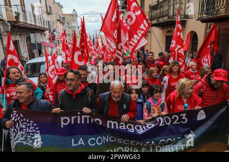 Piana Degli Albanesi, Italie. 01st mai 2023. Manifestation à l'anniversaire du massacre de Portella della Ginestra à la Fête du travail, où la CGIL a organisé une marche de Piana degli Albanesi. (Photo par Antonio Melita/Pacific Press) Credit: Pacific Press Media production Corp./Alay Live News Banque D'Images