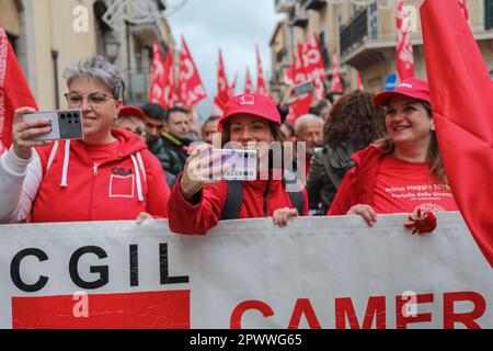 Piana Degli Albanesi, Italie. 01st mai 2023. Manifestation à l'anniversaire du massacre de Portella della Ginestra à la Fête du travail, où la CGIL a organisé une marche de Piana degli Albanesi. (Photo par Antonio Melita/Pacific Press) Credit: Pacific Press Media production Corp./Alay Live News Banque D'Images