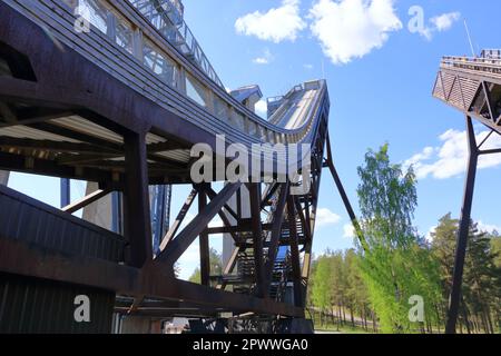 La partie supérieure de l'installation de saut à ski tours de saut à ski en été, Lahti en Finlande Banque D'Images