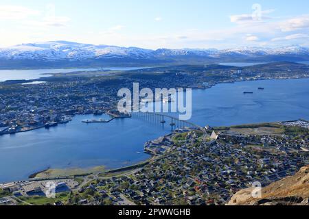 Vue incroyable sur la ville de Tromso en Norvège depuis le pic de Storsteinen en été Banque D'Images