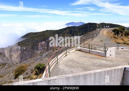 3 mars 2023 - volcan Irazu au Costa Rica: Les gens apprécient le parc national du volcan Irazu en arrière-plan le volcan Turrialba Banque D'Images