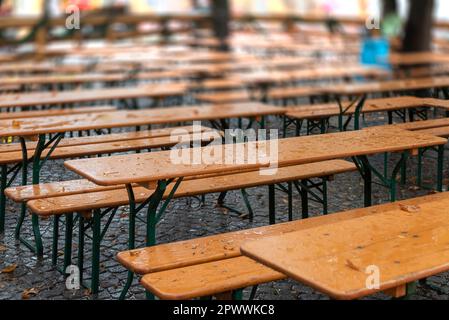 Tables et bancs de bière vides et humides par temps pluvieux Banque D'Images