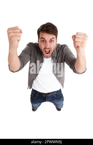 Rage. Photo en grand angle d'un jeune homme en colère en studio qui secoue ses poings de fureur Banque D'Images