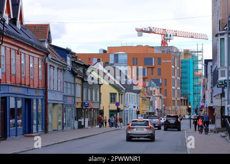 28 mai 2022 - Tromso en Norvège: Bâtiments dans la ville pendant le soleil de minuit. Tromso est considérée comme la ville la plus septentrionale du monde avec un populati Banque D'Images