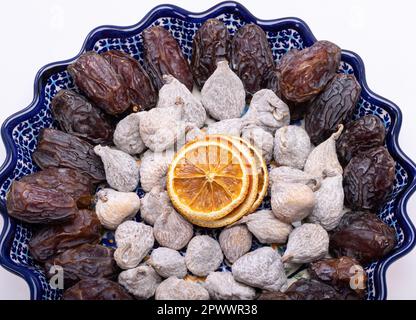 tranches d'orange séchées, figues saupoudrées de farine de riz et de dattes jumbo medjoul. Banque D'Images