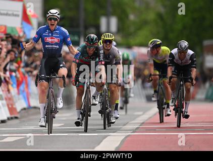 Hesse, Francfort-sur-le-main, Allemagne. 01 mai 2023. Cyclisme: UCI WorldTour - Eschborn-Frankfurt, (203,80 km), hommes. Sören Kragh Andersen (l-r) du Danemark de l'équipe Alpecin Deceuninck applaudit après sa victoire à l'arrivée, à côté de Patrick Konrad de l'Autriche de l'équipe Bora-hansgrohe, placé deuxième, et Alessandro Fedeli de l'Italie de Q36,5 Pro Cycling Team qui est arrivé troisième. Photo: Arne Dedert/dpa Banque D'Images