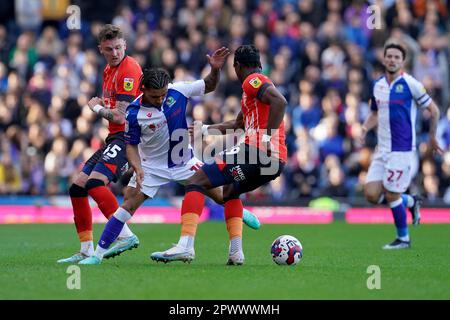 Tyrhys Dolan (au centre) de Blackburn Rovers et Amari’i Bell (à droite) de Luton Town se battent pour le ballon lors du match de championnat Sky Bet à Ewood Park, Blackburn. Date de la photo: Lundi 1 mai 2023. Banque D'Images