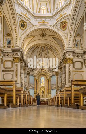 Retable et autel de la nef centrale à l'intérieur de Nuestra Señora del Consuelo, Altea, Alicante, Espagne, Europe Banque D'Images